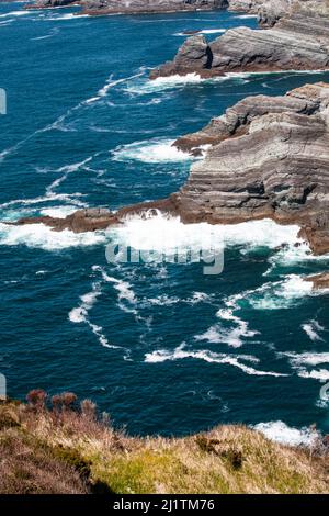 Il Wild Atlantic Way sulla costa meridionale dell'Irlanda in una giornata incantevole. Foto Stock
