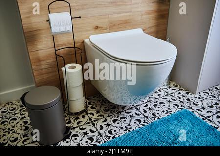 WC in ceramica e carta igienica all'interno della stanza da bagno Foto Stock