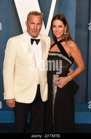 Kevin Costner e Christine Baumgartner partecipano alla Vanity Fair Oscar Party tenutasi al Wallenis Annenberg Center for the Performing Arts di Beverly Hills, Los Angeles, California, USA. Data foto: Domenica 27 marzo 2022. Foto Stock