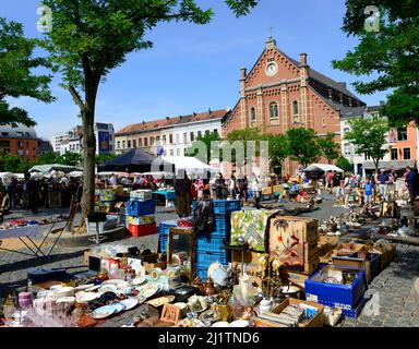 Il mercato delle pulci di Pl. Du Jeu de Balle a Bruxelles, Belgio. Foto Stock