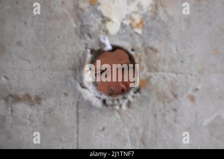 Foto muro di cemento rotto con percorso di taglio del foro. Foto Stock