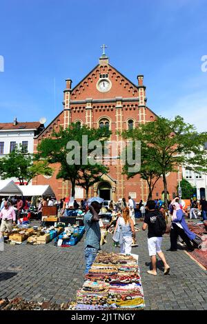 Il mercato delle pulci di Pl. Du Jeu de Balle a Bruxelles, Belgio. Foto Stock