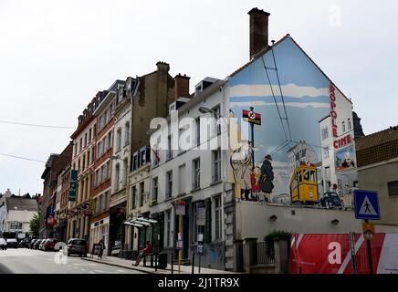 Un edificio dipinto sul suo lato con cartoon Tintin su Rue des Alexiens a Bruxelles, Belgio Foto Stock