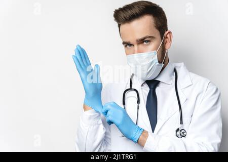 Medico sicuro indossare guanti in lattice Foto Stock