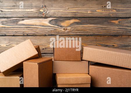 Pila di scatole di cartone su sfondo di legno Foto Stock