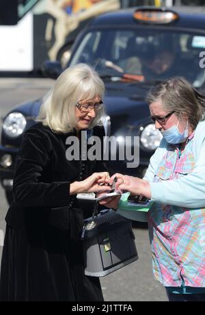 Jan Leeming - presentatore TV e lettore di notizie - firmare un autografo prima di assistere al Memorial Service per Dame vera Lynn a Westminster Abbey, 21st M. Foto Stock