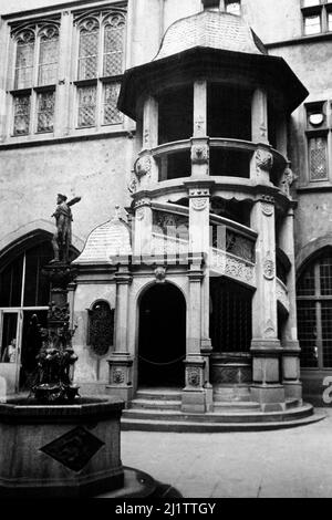 Renaissance-Treppenturm und Herkulesbrunnen im Römerhöfchen in der Altstadt von Frankfurt am Main, späte 1930er Jahre. La torre a scala in stile rinascimentale e la fontana di Ercole in uno dei cortili del municipio chiamato Römerhöfchen nella città vecchia di Francoforte sul meno, fine del 1930s. Foto Stock