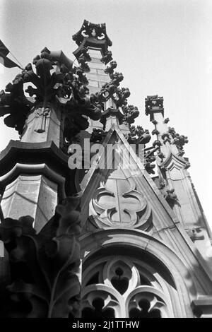 Der Kaiserdom St Bartholomäus in der Altstadt von Frankfurt am Main, späte 1930er Jahre. Cattedrale di Francoforte conosciuta anche come Cattedrale imperiale di San Bartolomeo nella città vecchia di Francoforte sul meno, alla fine del 1930s. Foto Stock