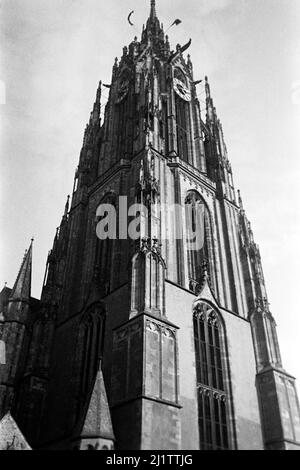 Der Kaiserdom St Bartholomäus in der Altstadt von Frankfurt am Main, späte 1930er Jahre. Cattedrale di Francoforte conosciuta anche come Cattedrale imperiale di San Bartolomeo nella città vecchia di Francoforte sul meno, alla fine del 1930s. Foto Stock