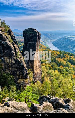 Paesaggio con formazioni rocciose e la cima Teufelsturm nella zona di Schmilka del Parco Nazionale della Svizzera Sassonia in autunno. Foto Stock
