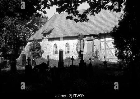 Kirche mit Friedhof in Undeloh in der Lüneburger Heide, 1957. Chiesa con cimitero nella città di Undeloh a Lüneburg Heath, 1957. Foto Stock