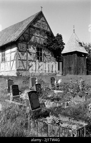 Kirche mit Friedhof in Undeloh in der Lüneburger Heide, 1957. Chiesa con cimitero nella città di Undeloh a Lüneburg Heath, 1957. Foto Stock
