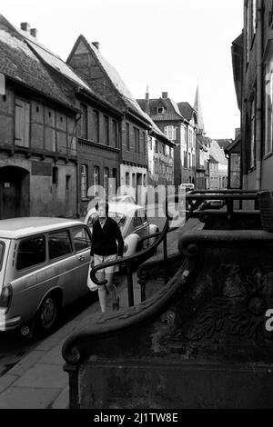 Passanten auf der Straße in Lüneburg, 1962. Passanti per le strade di Lüneburg, 1962. Foto Stock