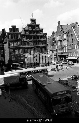 Die Industrie- und Handelskammer am Sande im Statdzentrum von Lüneburg, 1970. Edificio della Camera di Commercio e dell'industria locale in piazza Am Sande nel centro di Lüneburg, 1970. Foto Stock