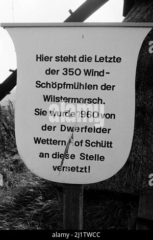 Die Bockwindmühle Honigfleth in der Wilstermarsch, 1973. Il mulino Honigfleth nella regione delle paludi di Wilster, 1973. Foto Stock