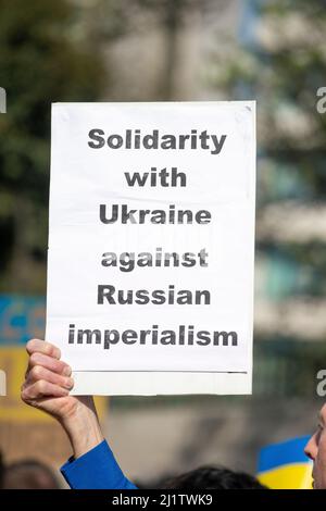 I manifestanti che hanno dato segnali alla Londra si levano in piedi con la manifestazione Ucraina, Londra, per protestare contro l'invasione russa dell'Ucraina da parte del presidente Vladimir Putin. Foto Stock