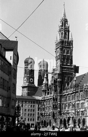 Blick auf die Frauenkirche und das Neue Rathaus in München, 1957. Vista della Frauenkirche e del nuovo Municipio di Monaco, 1957. Foto Stock