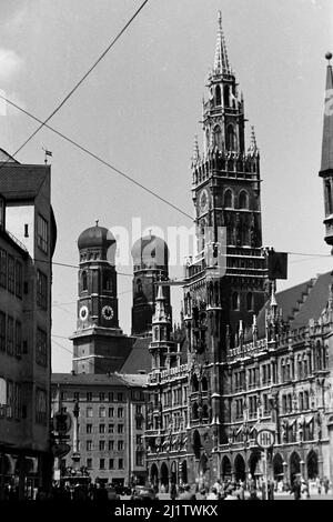 Blick auf die Frauenkirche und das Neue Rathaus in München, 1957. Vista della Frauenkirche e del nuovo Municipio di Monaco, 1957. Foto Stock