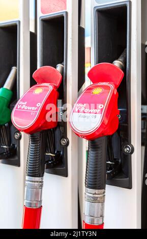 Samara, Russia - 4 luglio 2021: Riempimento della colonna con combustibili diversi presso la stazione di servizio Shell. Stazione carburante Shell V-power. Messa a fuoco selettiva Foto Stock