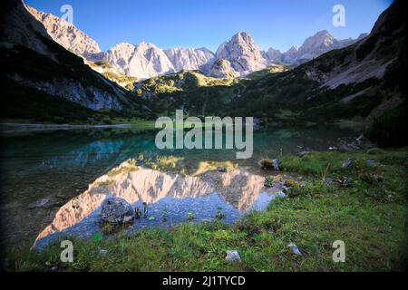 Lago di montagna nelle alpi austriache, con riflessi chiari Foto Stock