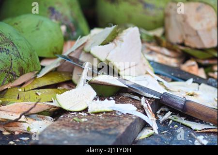 Preparazione dei noci di cocco Foto Stock