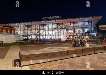 Lodz, Polonia - 6 agosto 2020: Centro commerciale Manufaktura, complesso ricreativo e centro artistico di notte, punto di riferimento della città. Foto Stock