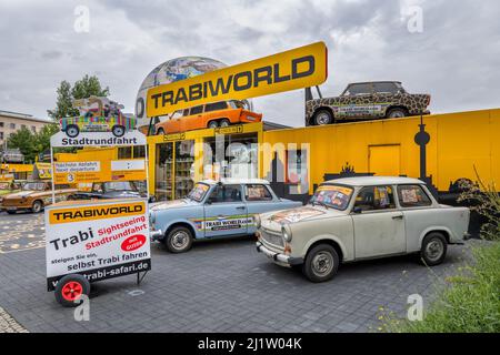 Berlino, Germania - 4 agosto 2021: TrabiWorld, Trabi-Safari, Trabi World e Trabi Safari visite guidate della città in trabant auto retrò Foto Stock