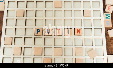 La parola PUTIN fatto di blocchi di legno con lettere alfabetiche concetto di politica . Illustrazione 3D di alta qualità Foto Stock