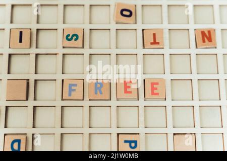 La parola LIBERA fatta di lettere di legno vocabolario gioco. Illustrazione 3D di alta qualità Foto Stock