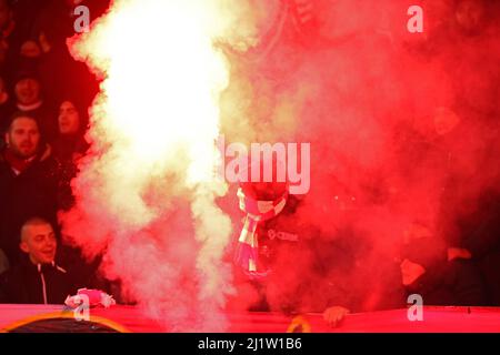 Sofia, Bulgaria - 9 dicembre 2021: I tifosi della CSKA Sofia si illuminano durante la partita di calcio del gruppo C della UEFA Europa Conference League tra la CSKA Sofia A. Foto Stock