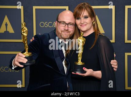 Los Angeles, Stati Uniti. 27th Mar 2022. (L-R) il progettista canadese di produzione Patrice Vermette ed il decoratore ungherese-americano del set Zsuzsanna Sipos, vincitori dell'Oscar per il miglior disegno di produzione per "Dune", posando sul palco nella sala stampa ai premi dell'Accademia 94th tenuti al Dolby Theatre di Hollywood, CA Sundayday, il 27 marzo 2022. (Foto di Sthanlee B. Mirador/Sipa USA) Credit: Sipa USA/Alamy Live News Foto Stock