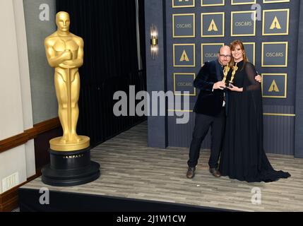 Los Angeles, Stati Uniti. 27th Mar 2022. (L-R) il progettista canadese di produzione Patrice Vermette ed il decoratore ungherese-americano del set Zsuzsanna Sipos, vincitori dell'Oscar per il miglior disegno di produzione per "Dune", posando sul palco nella sala stampa ai premi dell'Accademia 94th tenuti al Dolby Theatre di Hollywood, CA Sundayday, il 27 marzo 2022. (Foto di Sthanlee B. Mirador/Sipa USA) Credit: Sipa USA/Alamy Live News Foto Stock