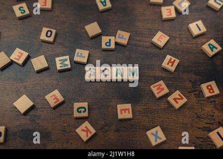 SCAM - una parola messa insieme con blocchi di legno allineati con lettere sicurezza e concetto di sicurezza . Foto di alta qualità Foto Stock