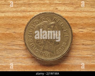 LONDRA, UK - CIRCA 2022: Moneta da 1 libbra lato opposto che mostra un ritratto della regina Elisabetta II, valuta del Regno Unito Foto Stock