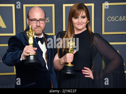 Los Angeles, Stati Uniti. 27th Mar 2022. (L-R) il progettista canadese di produzione Patrice Vermette ed il decoratore ungherese-americano del set Zsuzsanna Sipos, vincitori dell'Oscar per il miglior disegno di produzione per "Dune", posando sul palco nella sala stampa ai premi dell'Accademia 94th tenuti al Dolby Theatre di Hollywood, CA Sundayday, il 27 marzo 2022. (Foto di Sthanlee B. Mirador/Sipa USA) Credit: Sipa USA/Alamy Live News Foto Stock