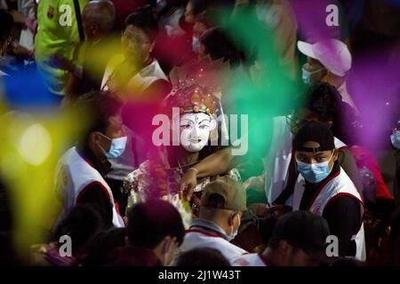 Kathmandu, Nepal. 27th Mar 2022. Un ballerino mascherato vestito come divinità si esibisce durante il festival di danza NardiskSwetkali Parba a Kathmandu, Nepal, 27 marzo 2022. Credit: Sexy/Sexy Live News Foto Stock