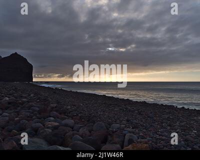 Bella vista della spiaggia di pietra del villaggio la Aldea de San Nicolas sulla costa atlantica occidentale dell'isola di Gran Canaria, Spagna nel pomeriggio. Foto Stock
