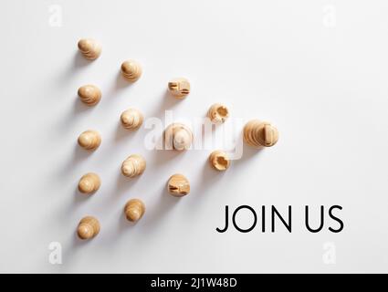Vista dall'alto dei pezzi di scacchi che seguono il re con il messaggio Unisciti a noi. Assunzione di risorse umane o concetto di appartenenza alla comunità. Foto Stock