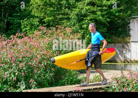 Gita in barca su un fiume - aggirando gli ostacoli Foto Stock