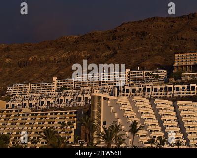 Basso angolo di vista di grandi brutti hotel e appartamenti per turismo di massa situato su un pendio in località turistica Taurito nel sud di Gran Canaria. Foto Stock