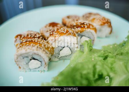 Un rotolo giapponese con anguilla e formaggio cremoso e riso Foto Stock