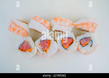 Un rotolo giapponese con gamberi e salmone con riso bianco Foto Stock