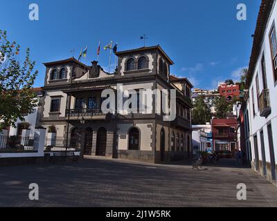 Vista del vecchio municipio situato in un edificio storico nel centro della piccola città di Teror, Gran Canaria, Spagna nella stagione invernale in giornata di sole. Foto Stock