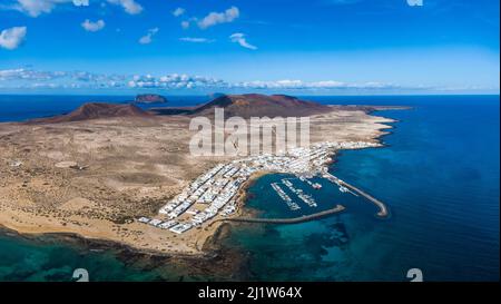 Caleta del Sebo villaggio sull'isola di Graciosa vicino alla costa nord di Lanzarote, Spagna Foto Stock