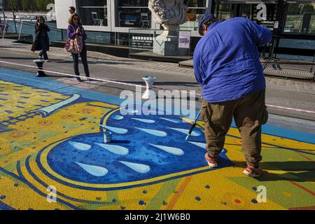 Francia. Parigi (75) 7th distretto. Sul molo del porto di Gros-Caillou, l'artista parigino Alexone ha dipinto sul bitume una lunga silhouette Whi Foto Stock