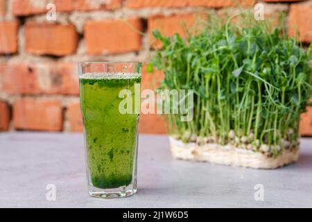 Il succo di erba del siero è stato fatto da frumento fresco e versato in un bicchiere. Foto Stock
