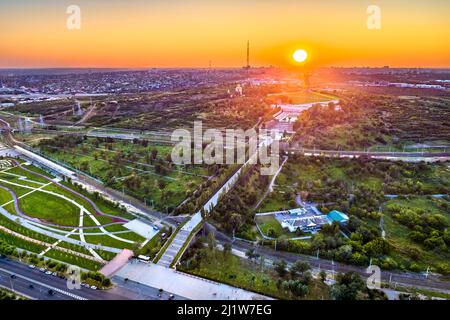 Mamayev Kurgan con la Patria chiama statua. Volgograd, Russia Foto Stock