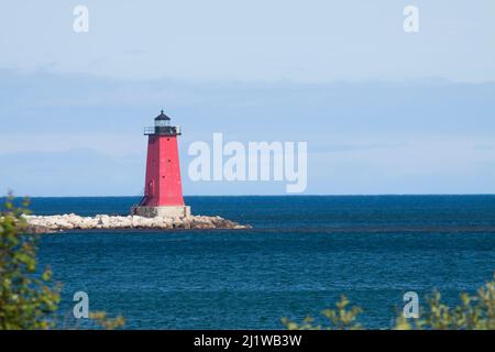 Un faro Breakwater lungo il lago Michigan Foto Stock