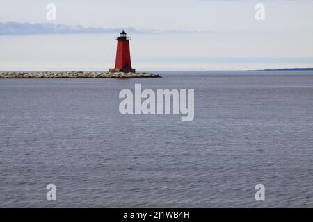 Un faro Breakwater lungo il lago Michigan Foto Stock