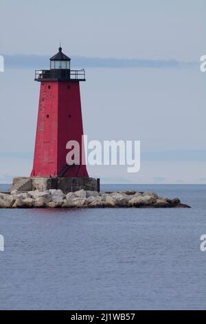 Un faro Breakwater lungo il lago Michigan Foto Stock